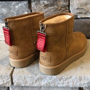 UGG Womens Classic Mini Logo Zip. Size 7. BRAND NEW IN BOX.